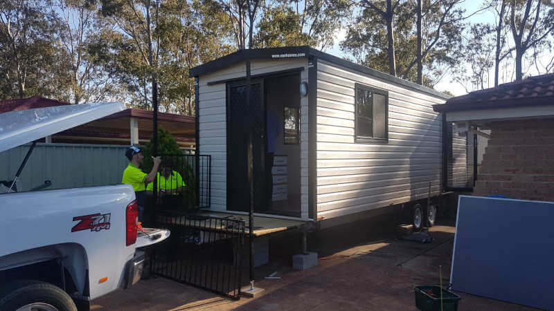 Wheelie cabin set up on sloping driveway