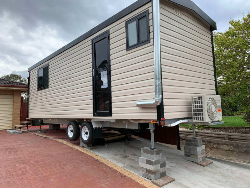 Wheelie cabin set up on sloping driveway